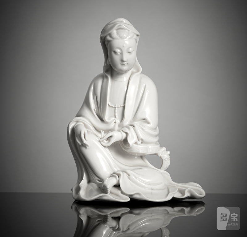 A delicate seated figure of Guanyin made of Dehua porcelain